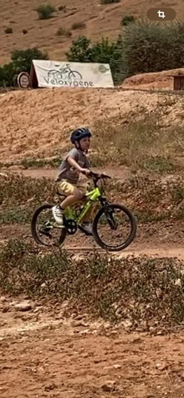 Balade à vélo en famille au bord du lac